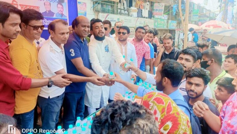 তীব্র গরমে জনগণের পাশে পাঁচলাইশ থানা যুবলীগ!